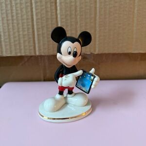 Cyber Chat with Mickey Tablet Figurine
